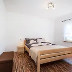 Apartman Nice Apartment In Karin Gornji With Wifi