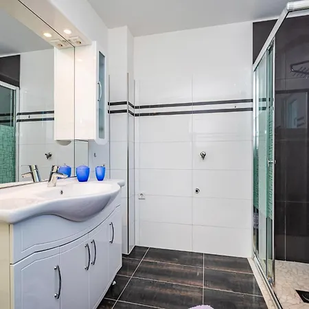 2 Bedroom Awesome In Karin Gornji Appartamento *