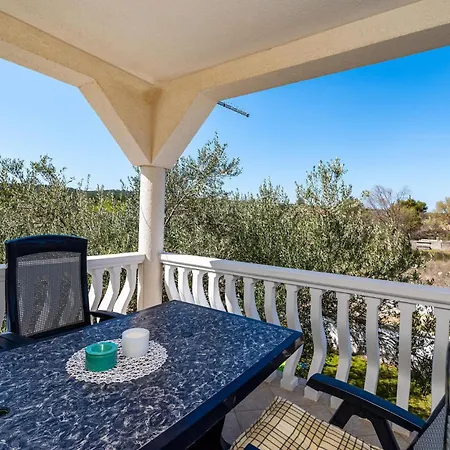 2 Bedroom Awesome In Karin Gornji Gornji Karin