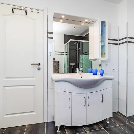 2 Bedroom Awesome In Karin Gornji Gornji Karin